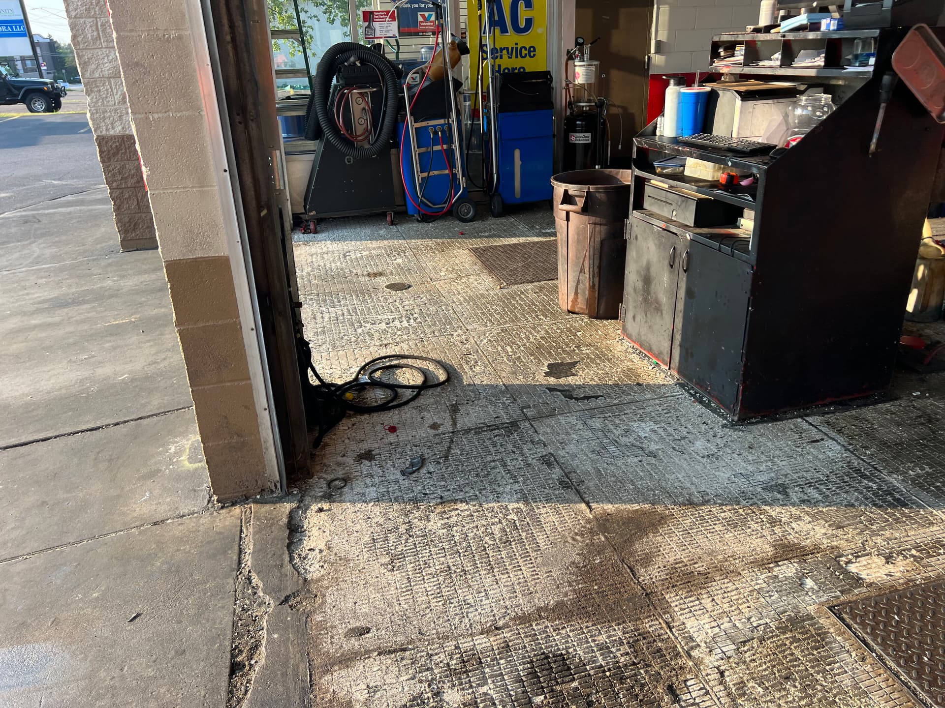 Gallery photos for Concrete Surface Prep in a Busy Garage: Image #2